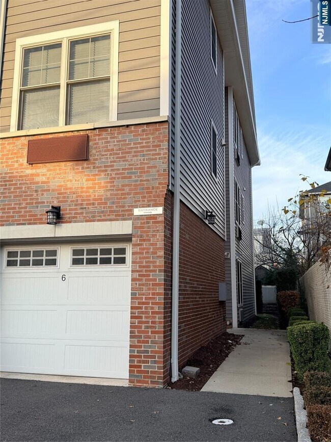 Building Photo - 237 Lincoln Ave