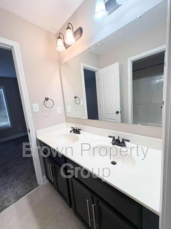 Building Photo - 1804 Shady Knoll Ln