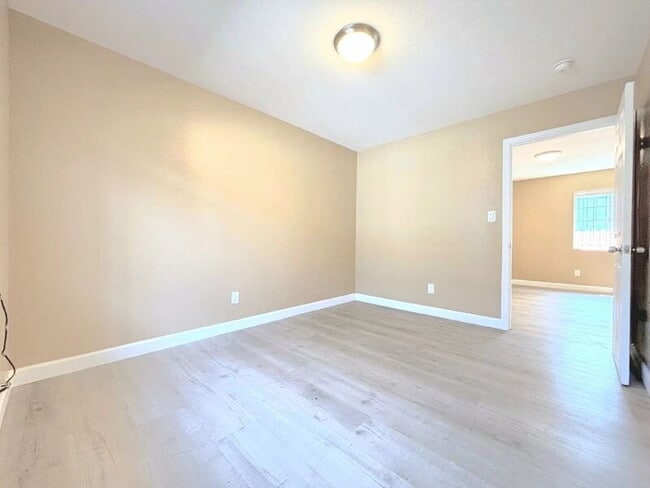 Building Photo - 1385 E Vernon Ave