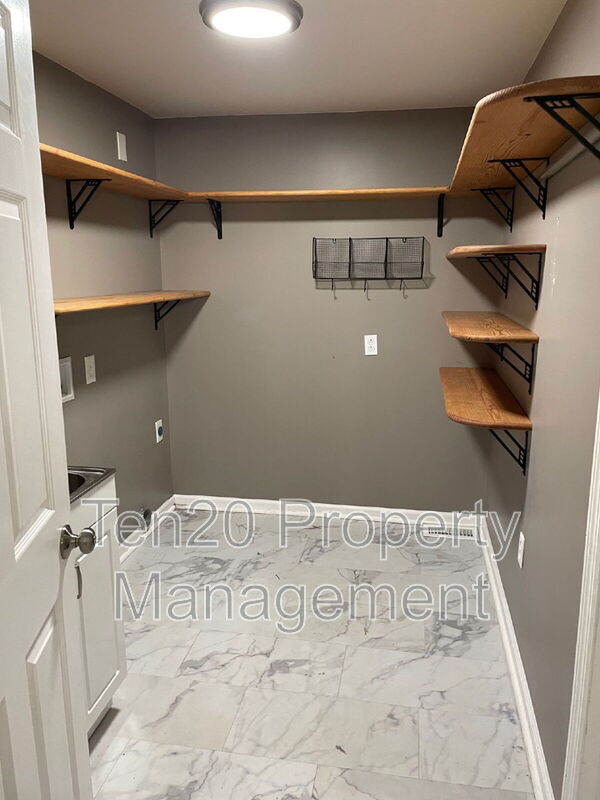 Building Photo - 3211 Maricopa Dr