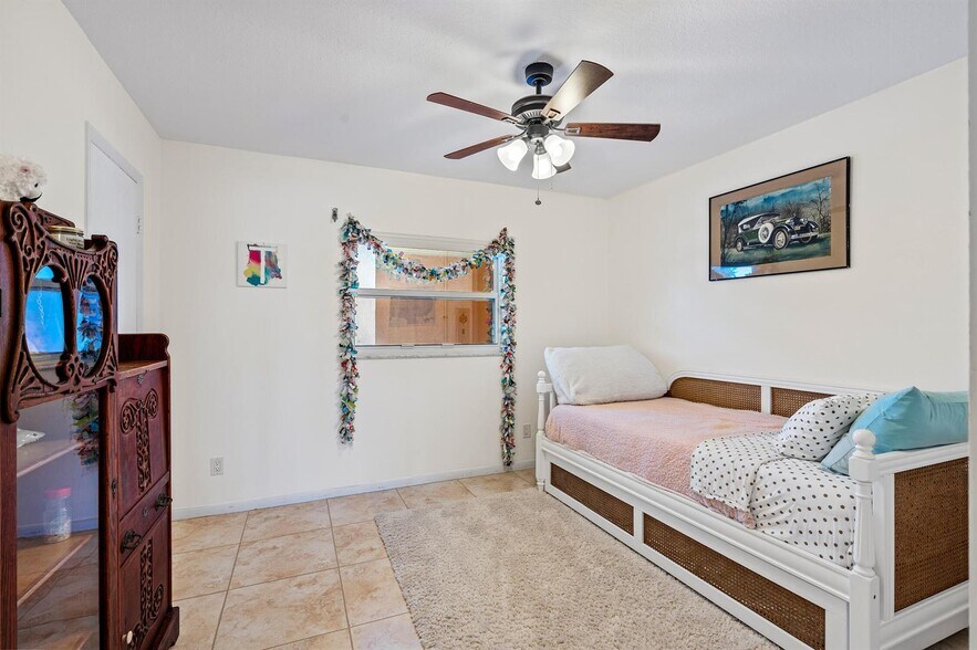 Building Photo - 231 E Lantana