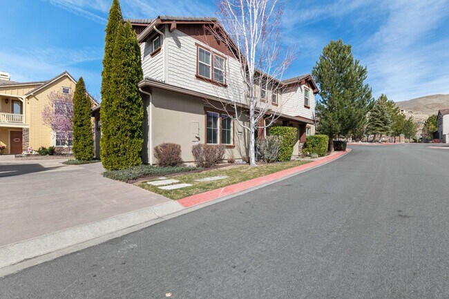 Building Photo - Gated Somersett Home!