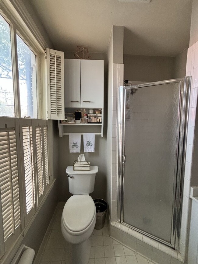 Building Photo - 408 Queen St