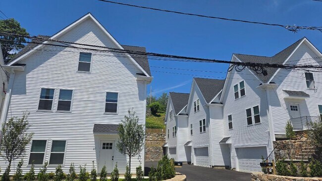Building Photo - 25 Bouton St