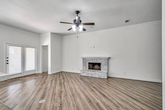 Building Photo - 410 E 97th St