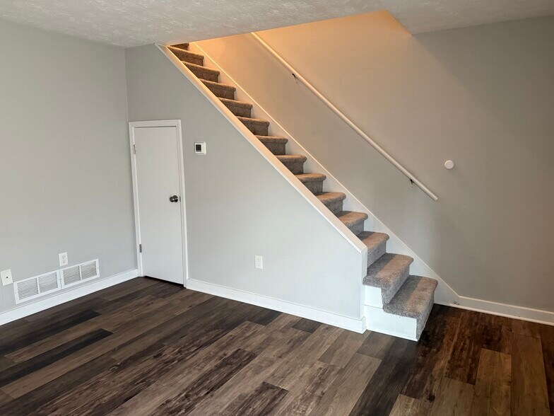 Living area - 1071 Oakland Ave SE