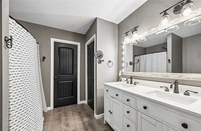 Building Photo - Beautiful Updated 5 Bedroom Home in Graham!