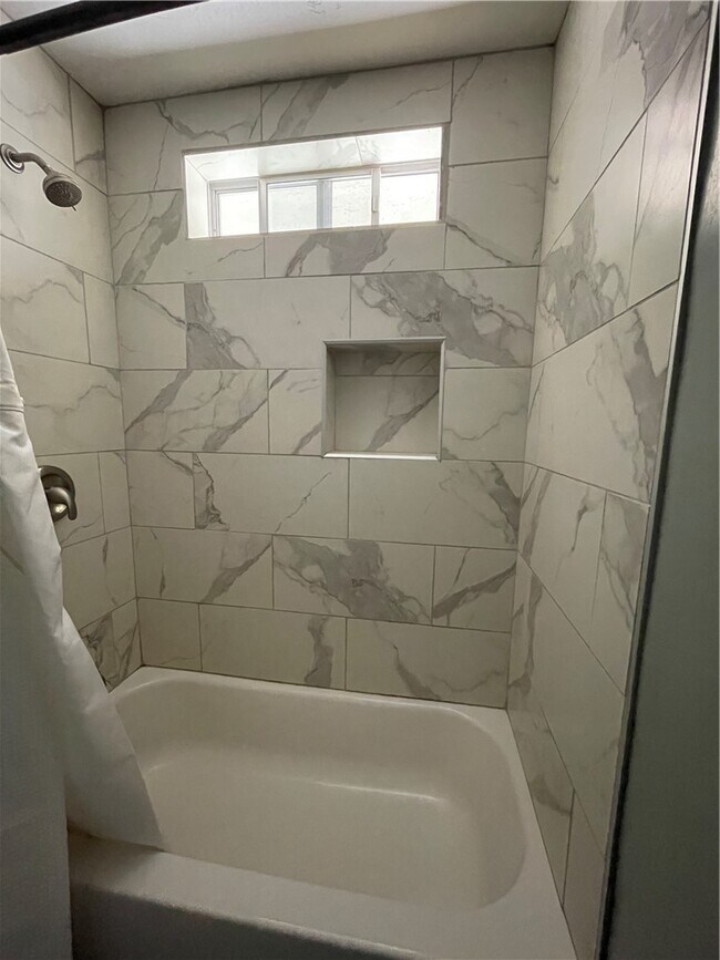 Building Photo - 2677 Country Club Dr