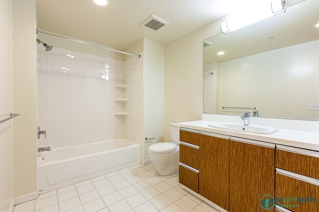 Building Photo - Bayview: Bi-Level 3 Bed 3 Bath w/ Parking,...