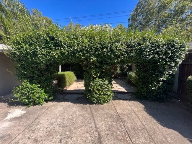 Building Photo - Beautiful 2bed 1bath home in East Sac- Min...
