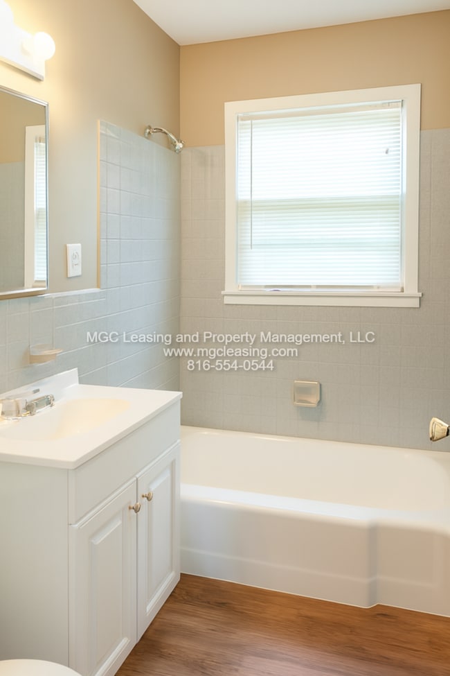 Building Photo - Perfect location with fenced in back yard!