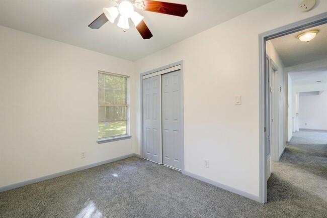 Building Photo - 4704 S Forest Dr