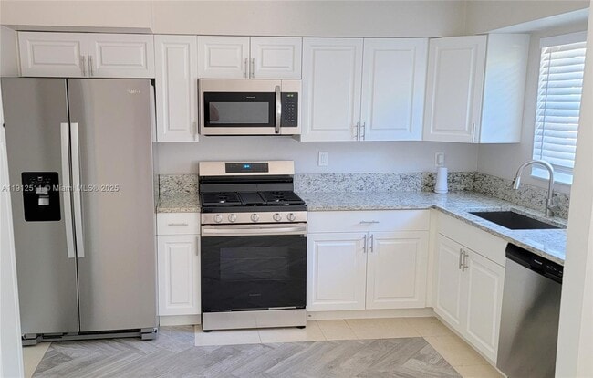 Building Photo - 906 Greenbriar Dr