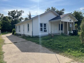 Building Photo - 504 Lottie St