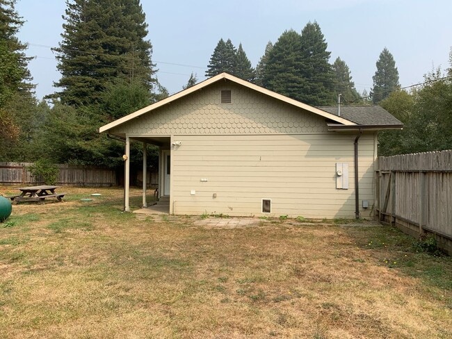 Building Photo - 3 Bedroom, PET FRIENDLY House in Fieldbrook