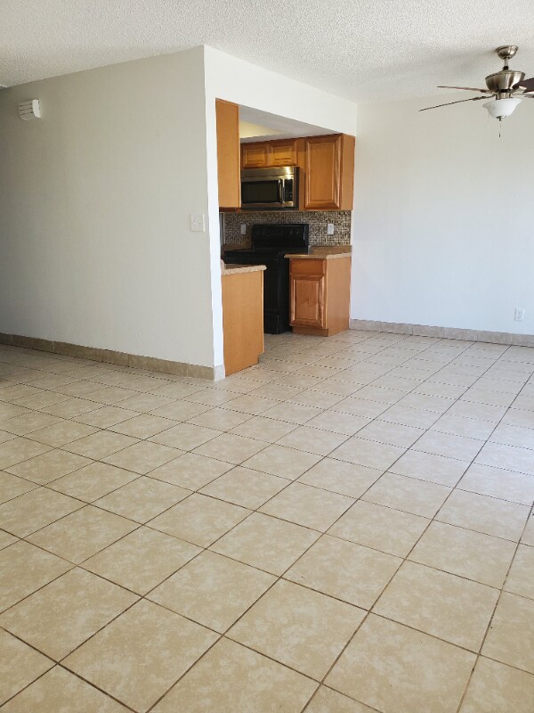 Building Photo - 1008 Willow Tree Dr