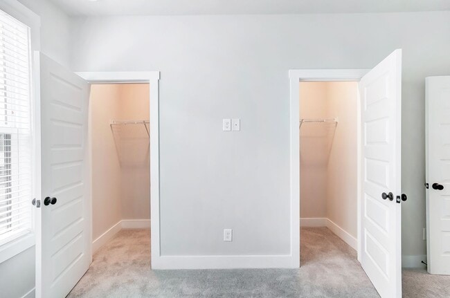 Building Photo - 3 Bedroom Townhome minutes from South End!