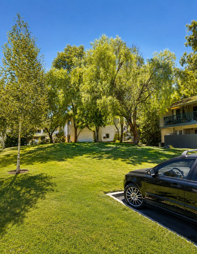 Building Photo - 2222 Los Feliz Dr
