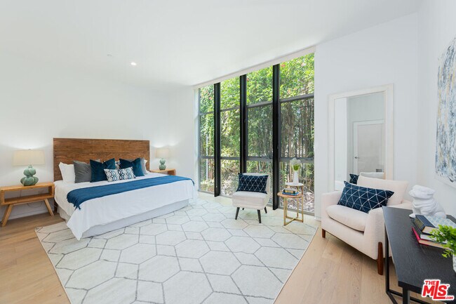 Building Photo - 825 Kings Rd