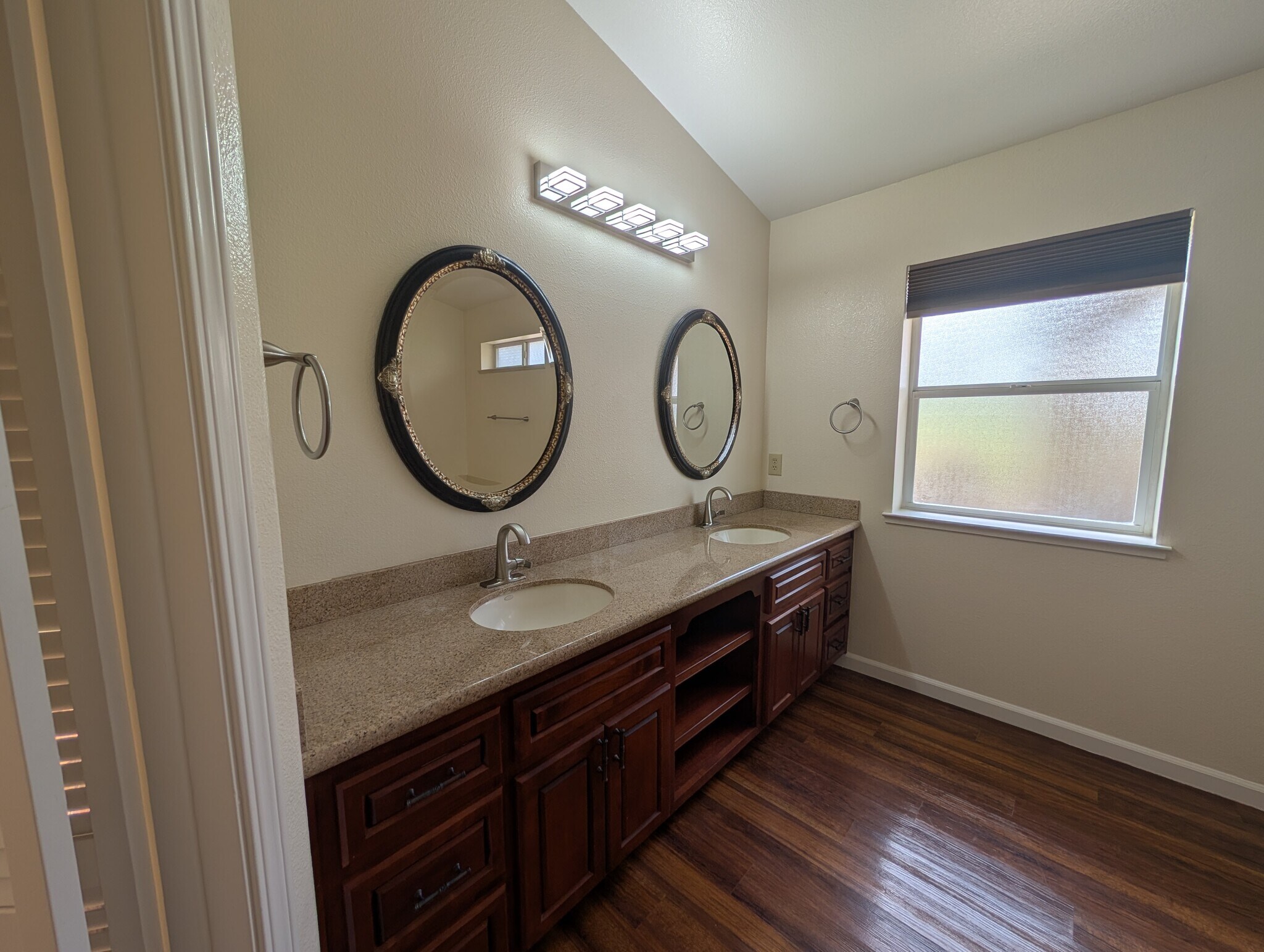 Building Photo - 520 Bobbys Ln