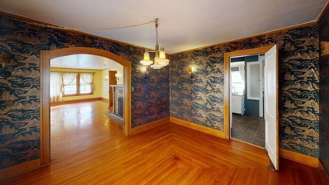 Building Photo - 206 W Custer Park St