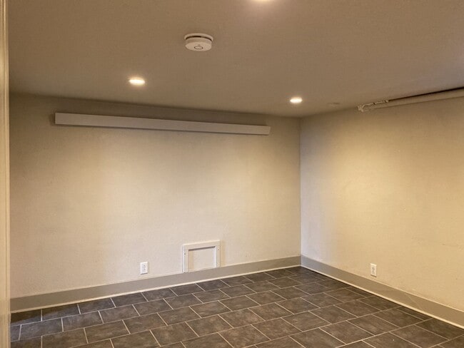 Building Photo - STUDENTS WELCOME! Charming 3 Bed 2 Bath Single Family Home in Old Town