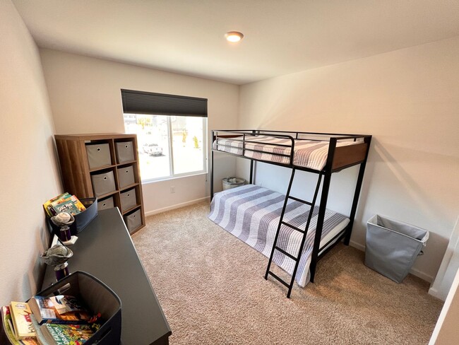 Building Photo - Furnished Rent in South Reno