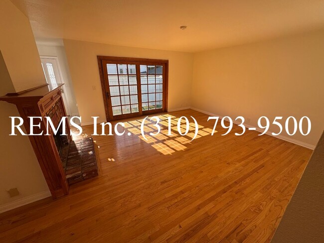 Building Photo - Spacious Townhome with Garage & Laundry in...