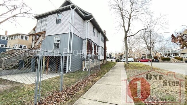 Building Photo - Beautiful 3 Bedroom 1 Bathroom Home in Kansas City!