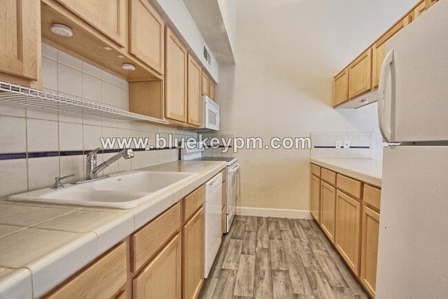 Building Photo - 2 Bed, 2 Bath Home - 1 Bed or Office and Bath on Main Floor