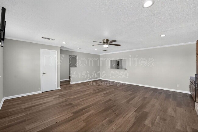 Building Photo - 936 N Las Vegas Trail