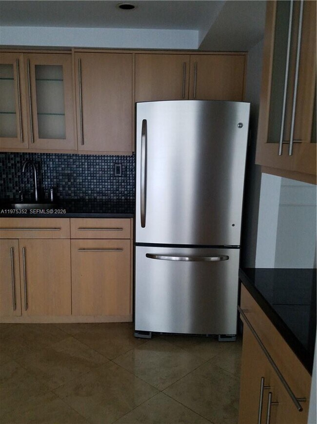 Building Photo - 2457 Collins Ave