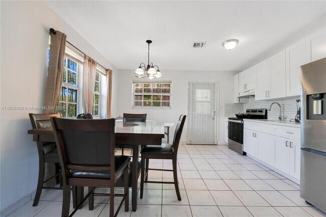Building Photo - 2 bedroom in Miami FL 33138