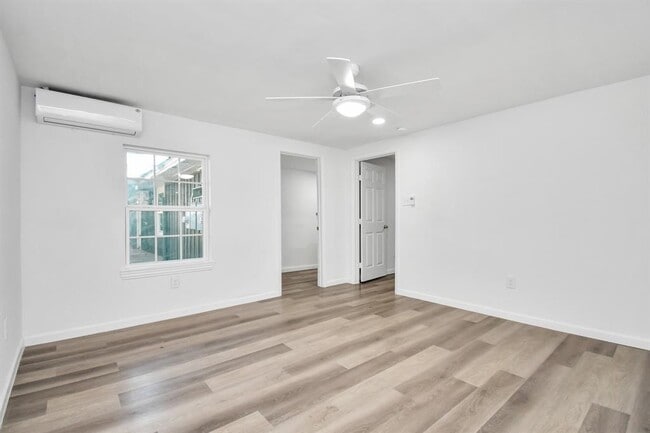 Building Photo - 1802 E Martha Ln