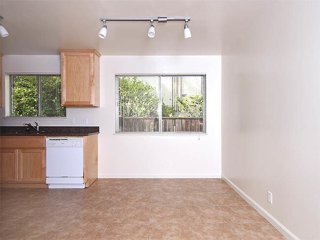 Building Photo - 532 Forest Ave