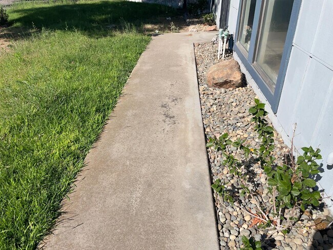 Building Photo - 302 Lovell Way
