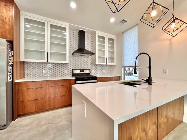 Building Photo - Spacious 2/BR 2.5/BA Modern Home with Abun...