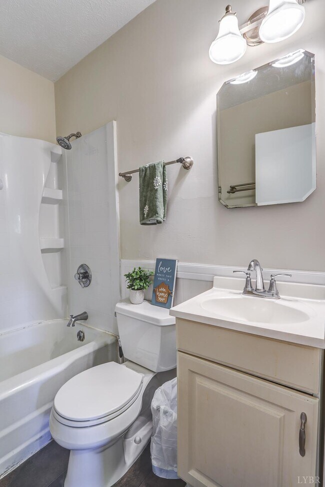 Building Photo - 4605 Greenwood Dr