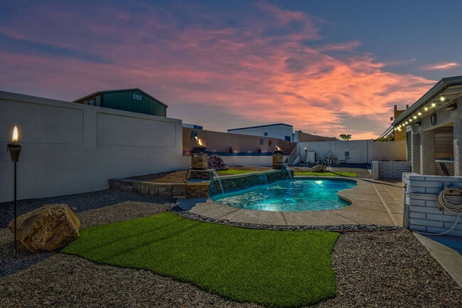 Building Photo - 2261 Sahara Dr