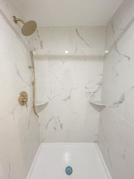 Building Photo - 15 Sloan Ln