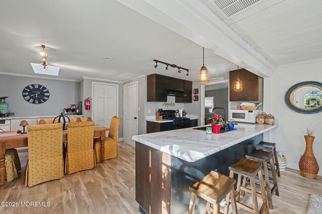 Building Photo - 1121 Bay Ave