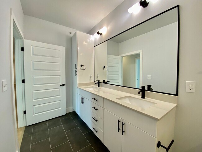Building Photo - Stylish 3 Bedrooms 2 Bathrooms with Top-Tier Amenities Condo in East Austin!!!