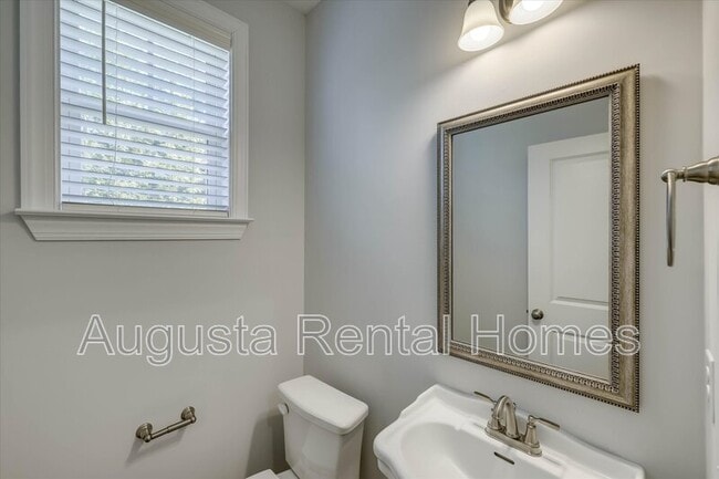 Building Photo - 504 Vinings Dr