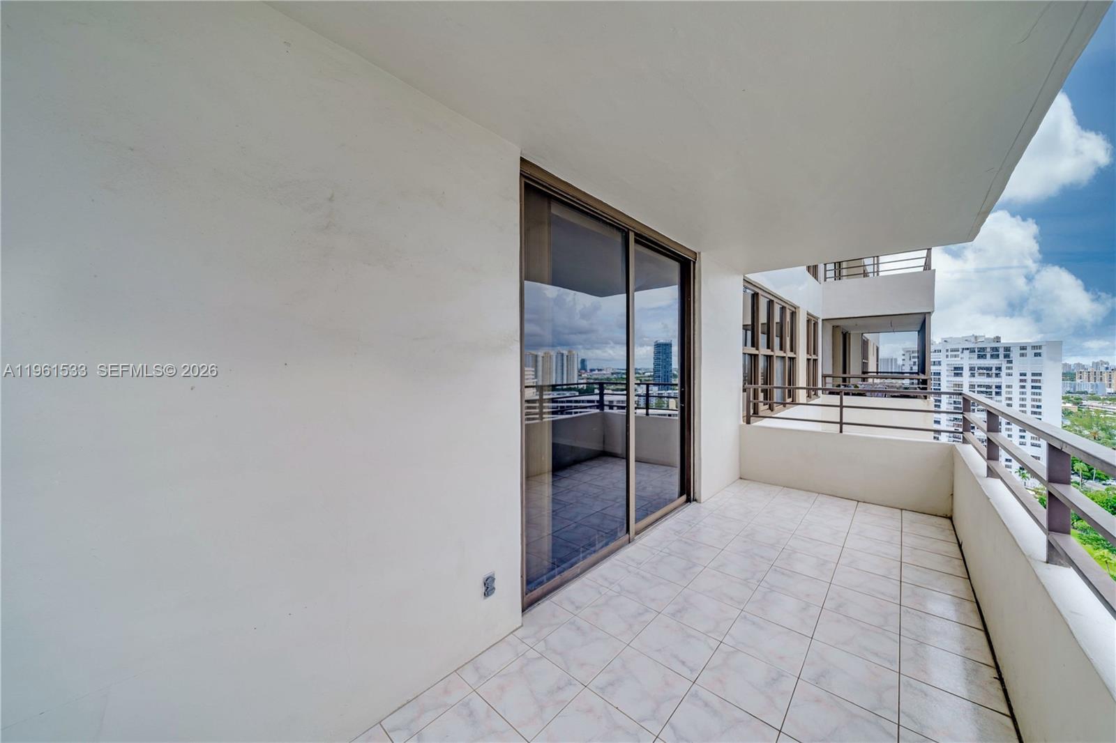 Building Photo - 2500 Parkview Dr