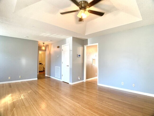 Building Photo - 3401 Oak Lawn Dr
