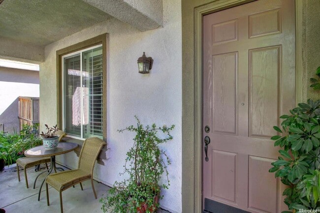 Building Photo - 4 Bedroom / 3 Bathroom Home in Elk Grove – Bedroom & Full Bath Downstairs SEE VIDEO