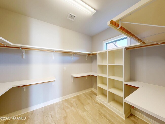 Building Photo - 405 Dunvegan Ct