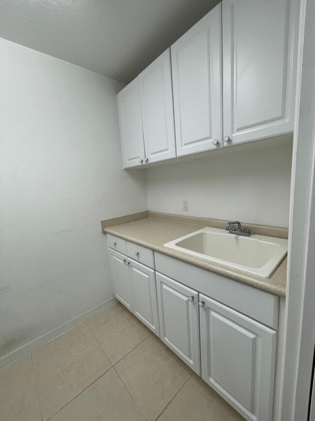Building Photo - 1833 Pelican Dr