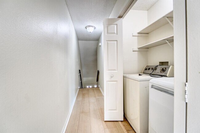 Building Photo - 5860 Sampley Way