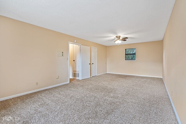 Building Photo - 1502 Suburbia Dr